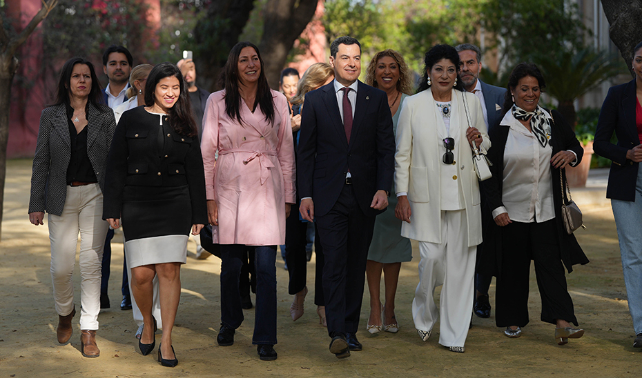 El presidente Juanma Moreno, junto a la Consejera de Inclusión, Loles López, miembros del Consejo Andaluz del Pueblo Gitano y representantes institucionales.